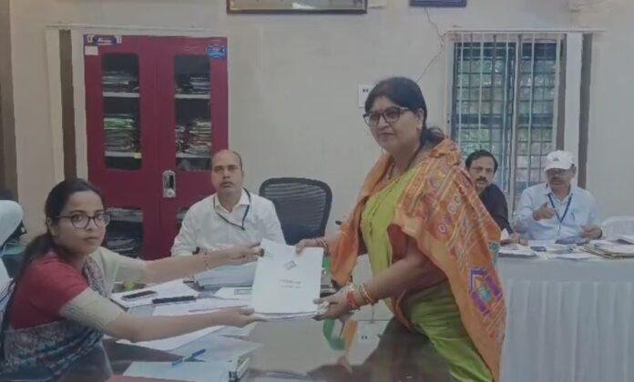 Koderma Assembly Seat : बीजेपी प्रत्याशी नीरा यादव ने किया नामांकन...