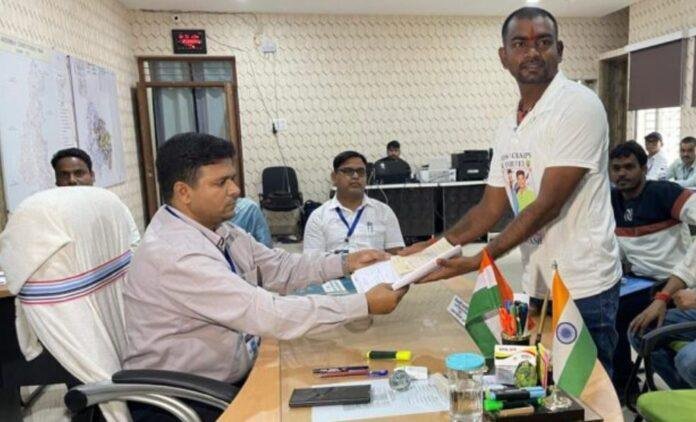 Dumri Assembly Seat : डुमरी सीट से जयराम महतो ने कुछ इस अंदाज में किया नामांकन, उमड़ा समर्थकों का बड़ा हुजूम...