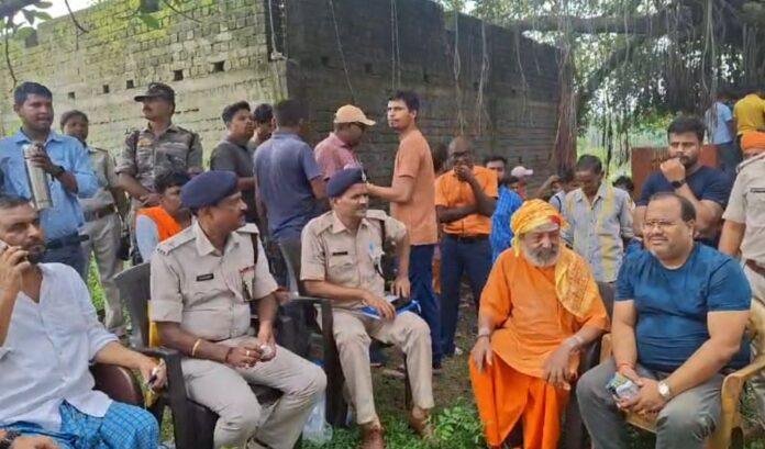 Dhanbad : नवरात्र से पहले माहौल बिगाड़ने की कोशिश, प्राचीन काली मंदिर में तोड़फोड़ और...