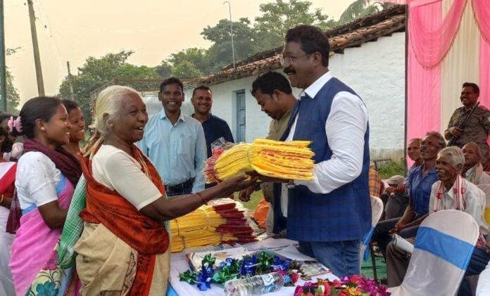 lkiu-min Simdega : झापा गठबंधन आदिवासी को धर्म एवं जाति के आधार पर आपस में लड़ाने का षड्यंत्र कर रही-नमन विक्सल कोंगाड़ी
