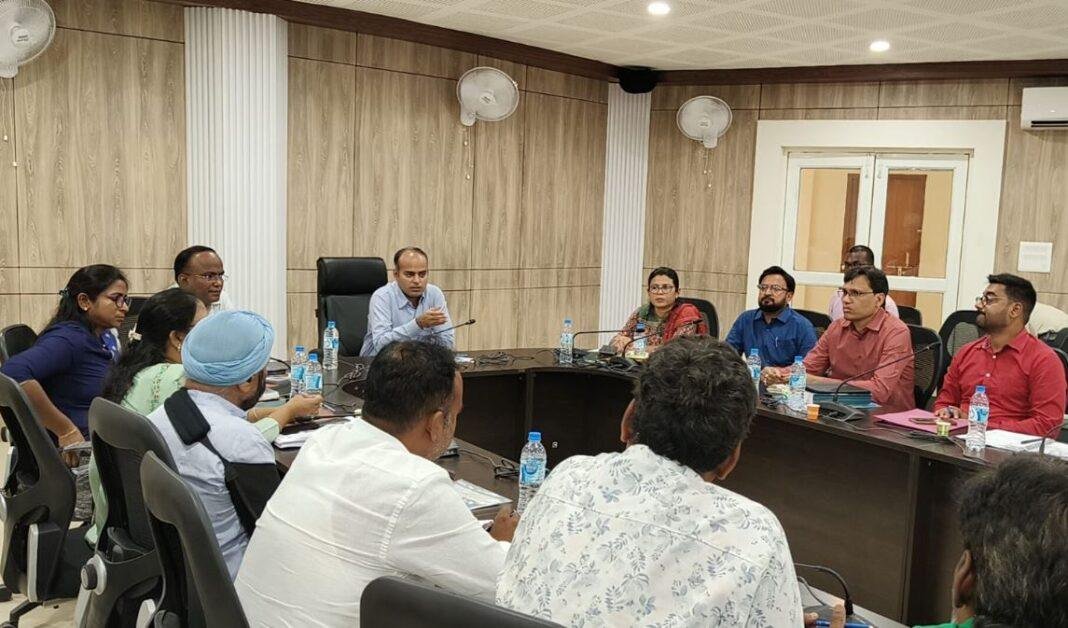 Gumla : जिला निर्वाचन पदाधिकारी ने राजनीतिक पार्टी के प्रतिनिधियों के साथ ने की बैठक...