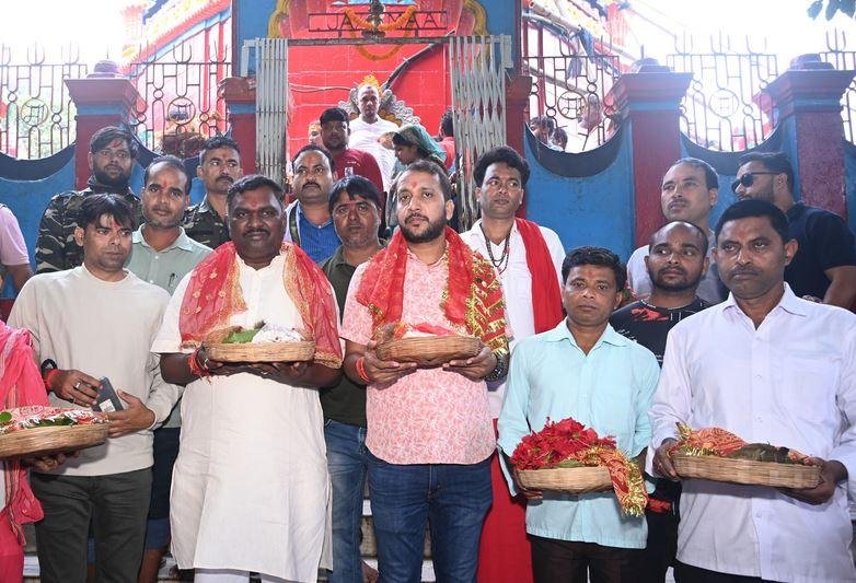 Ramgarh : अमर कुमार बाउरी ने नामांकन से पूर्व माँ छिन्नमस्तिके मंदिर में की पूजा-अर्चना...