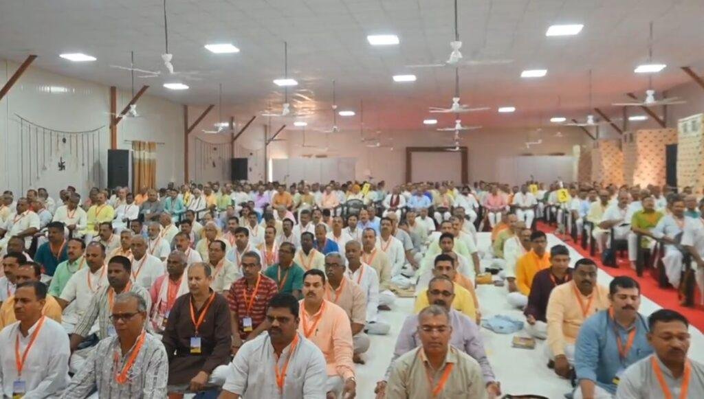 अब RSS का फोकस मुस्लिम बहुल गांवों पर भी होगा, लक्ष्य हर गांव में शाखा लगाने का 2 22Scope News मथुरा में शुक्रवार को संघ की बैठक में प्रतिभाग करते अखिल भारतीय पदाधिकारी।