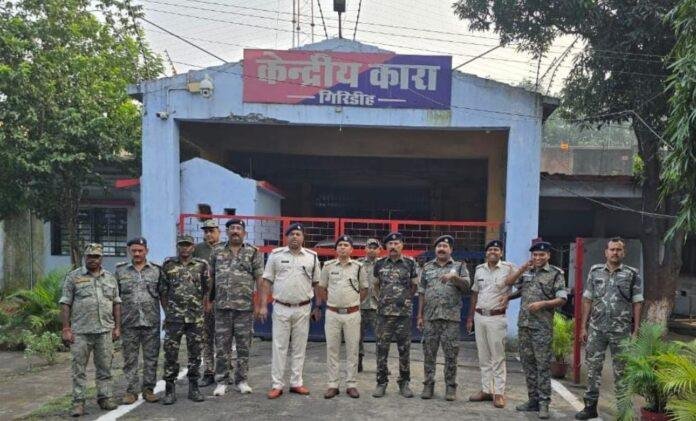 Giridih जेल में अचानक पड़ी पुलिस की छापेमारी, बीड़ी और सिगरेट...