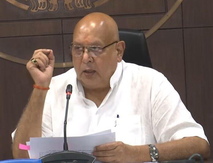 एग्री डोन के बारे में जानकारी देते यूपी के कृषि मंत्री सूर्य प्रताप शाही