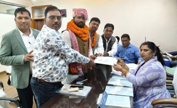 Mander Assembly Seat : मांडर से एनडीए प्रत्याशी सन्नी टोप्पो और इंडिया प्रत्याशी शिल्पी नेहा तिर्की ने किया नामांकन...