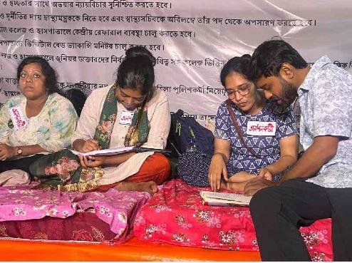 कोलकाता के धर्मतल्ला में अनशनरत जूनियर डॉक्टर।