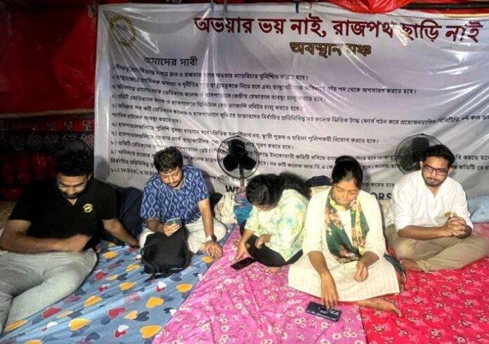 कोलकाता में जूनियर डॉक्टरों का आमरण अनशन शुरू।