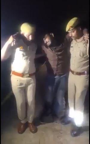 एनकाउंटर में घायल अमेठी कांड के आरोपी चंदन को अस्पताल ले जाते पुलिसकर्मी। 