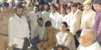 अमेठी में रविवार देर शाम को सीएम योगी के निर्देश पर पीड़ित परिवार के लिए मदद लेकर पहुंचे प्रभारी मंत्री, स्थानीय विधायक और डीएम।