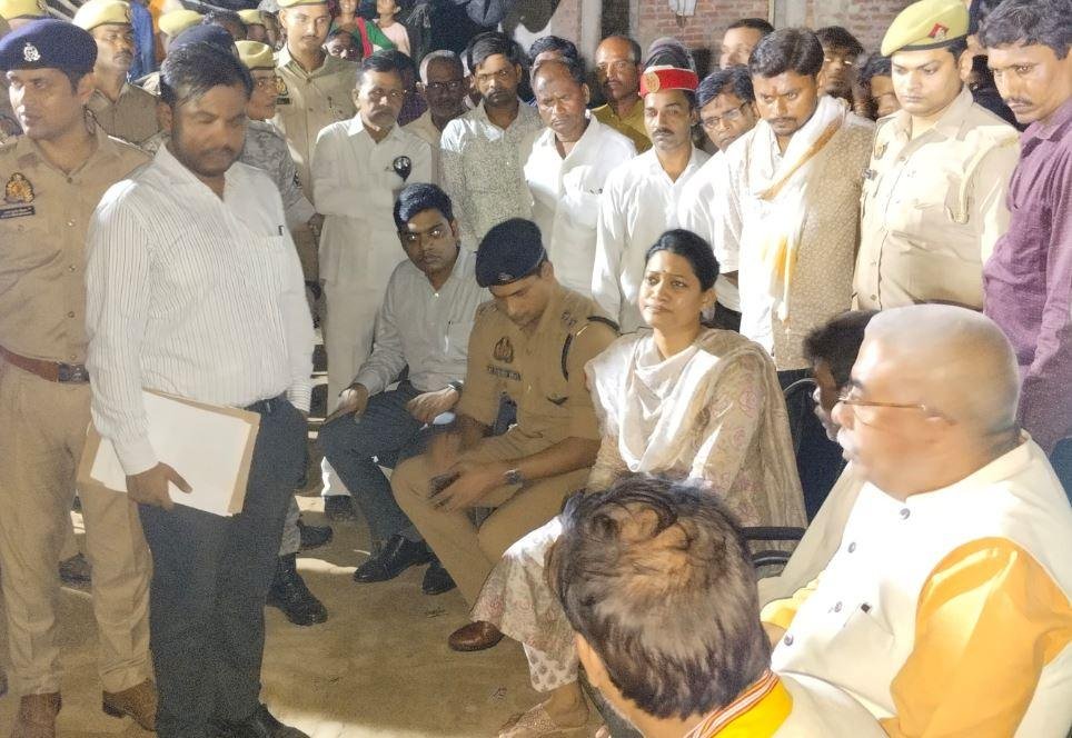 अमेठी में रविवार देर शाम को सीएम योगी के निर्देश पर पीड़ित परिवार के लिए मदद लेकर पहुंचे प्रभारी मंत्री, स्थानीय विधायक और डीएम।