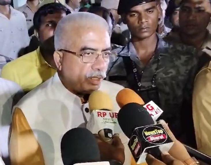 Amethi Massacre: पीड़ित परिवार के पास मदद लेकर पहुंची योगी सरकार रविवार को अमेठी के सुदामापुर गांव में पीड़ित परिवार से मिलने के बाद मीडिया से मुखातिब मंत्री राकेश सचान।
