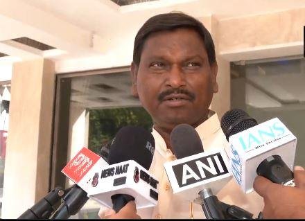 झारखंड विधानसभा चुनाव कार्यक्रम घोषित होने पर मीडिया से दिल्ली में वार्ता करते भाजपा नेता अर्जुन मुंडा। 