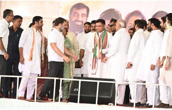 हरियाणा में ऐन चुनाव से पहले कांग्रेस में अशोक तंवर की वापसी का नजारा। 