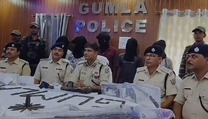 Gumla से 6 लाख के इनामी हार्डकोर नक्सली और 5 सहयोगी गिरफ्तार, हथियारों का जखीरा बरामद......