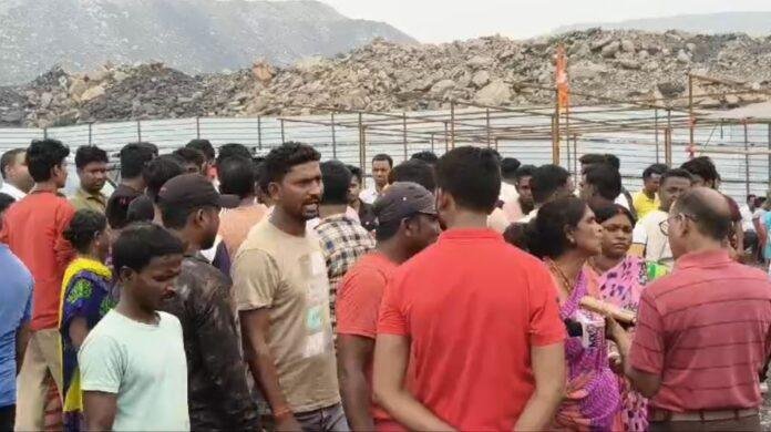 Dhanbad : सिंह नेचुरल आउटसोर्सिंग कंपनी के समर्थक और ग्रामीण आमने-सामने, जमकर हुई...