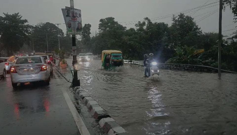 Ranchi Breaking : अंधाधुन बारिश के कारण अरगोड़ा चौक के पास बांस की गेट गिरने से लगा लंबा जाम... 2 22Scope News कती50 min 22Scope News