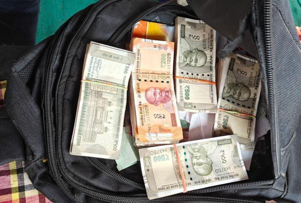Lohardaga में एक एसयूवी कार से मिला पैसो से भरा बैग और फिर...
