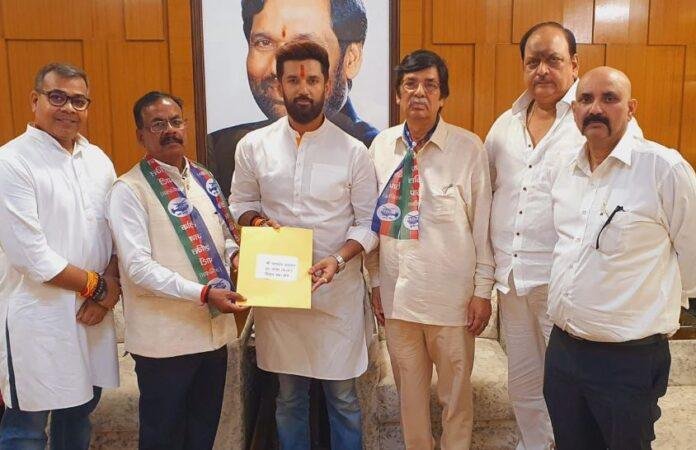 Chatra Assembly Seat : चतरा से जनार्दन पासवान होंगे लोजपा उम्मीदवार, चिराग पासवान ने सौंपा सिंबल...