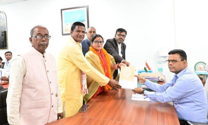Sindri Assembly Seat : सिंदरी से बीजेपी प्रत्याशी तारा देवी ने नामांकन किया, ढुल्लू महतो रहे मौजूद...