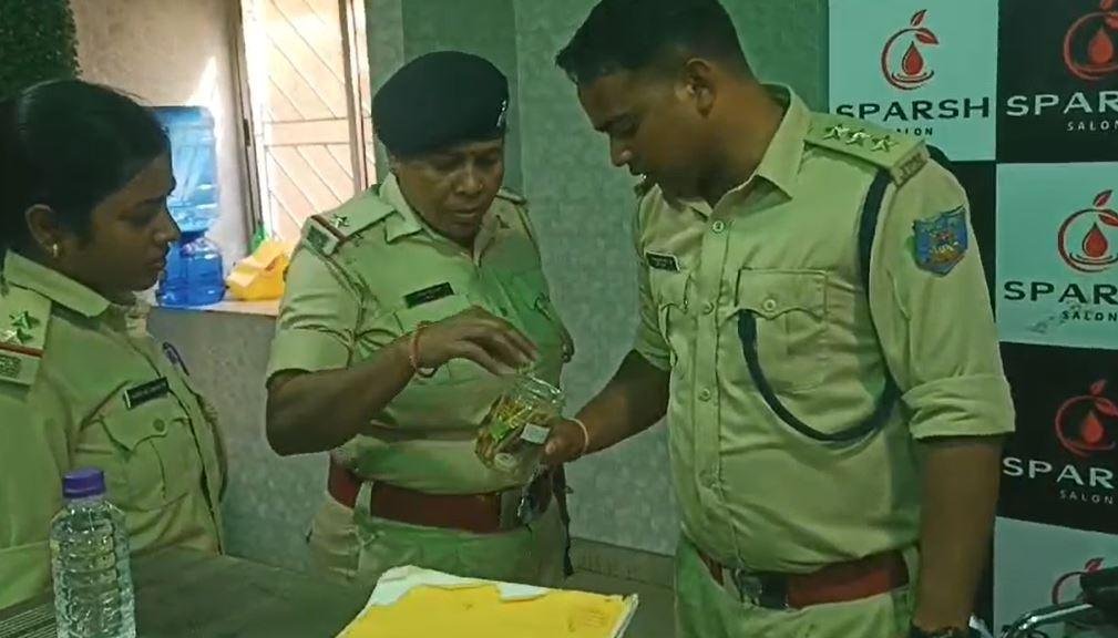 Ranchi Breaking : रांची के इस स्पा सेंटर पर पड़ा पुलिस का छापा, एक महिला हिरासत में... Ranchi Breaking : मौके से पुलिस ने एक महिला हिरासत में लिया है
