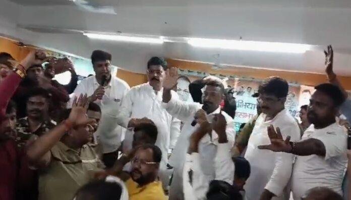 Baghmara Breaking : कांग्रेस जनसंवाद अभियान कार्यक्रम के दौरान जमकर चले लात-घूंसे, पूर्व विधायक जलेश्वर महतो और...