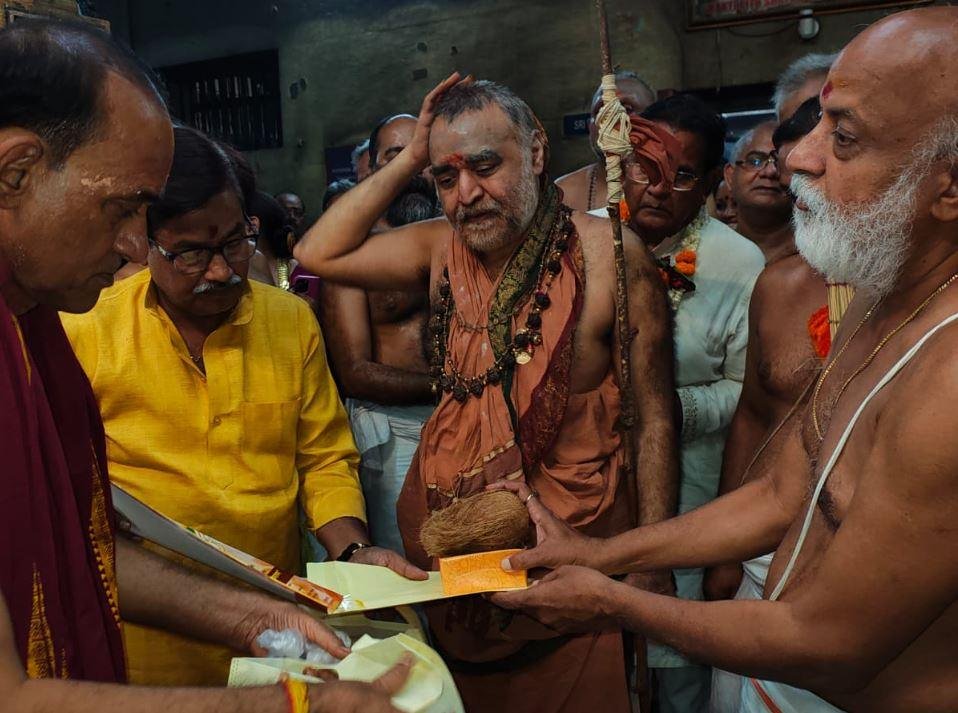 काशी में होने वाले महासमागम के लिए कांची कामकोटि पीठ के शंकराचार्य को निमंत्रण देते मां विशालाक्षी मंदिर के महंत राजनाथ तिवारी। 