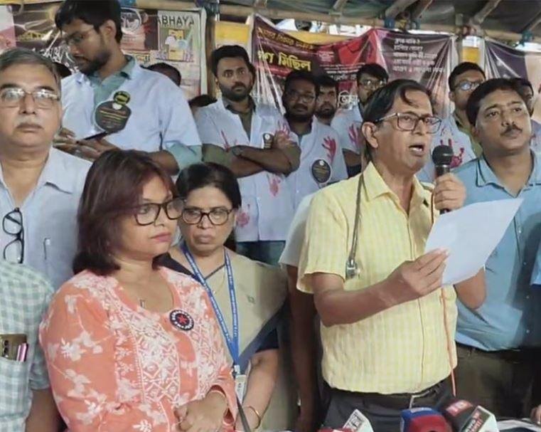 Breaking : आमरण अनशन कर रहे जूनियर डॉक्टरों को ममता का बुलावा, पौने 8 बजे से बैठक कोलकाता में जूनियर डॉक्टरों के आमरण अनशन के समर्थन में राज्य सरकार को अपना सामूहिक इस्तीफा देते सीनियर डॉक्टर।