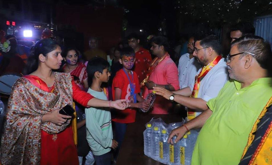 Hazaribagh : भाजपा नेता हर्ष अजमेरा ने दुर्गा पूजा विसर्जन जुलूस में श्रद्धालुओं का किया स्वागत, पेयजल का किया वितरण