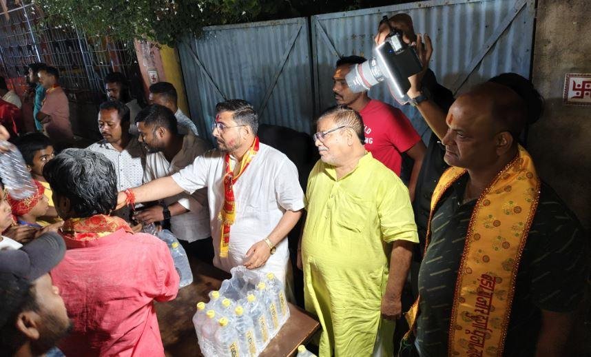 Hazaribagh : भाजपा नेता हर्ष अजमेरा ने दुर्गा पूजा विसर्जन जुलूस में श्रद्धालुओं का किया स्वागत, पेयजल का किया वितरण