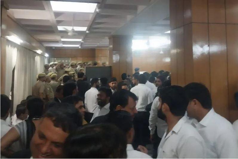 गाजियाबाद कोर्ट परिसर में हंगामा