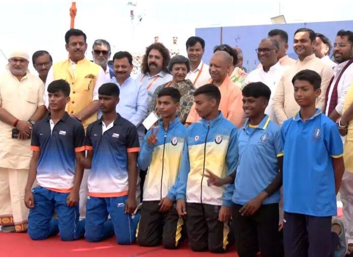 गोरखपुर में शनिवार सब-जूनियर नेशनल रोइंग चैंपियनशिप के प्रतिभागियों संग सीएम योगी आदित्यनाथ।