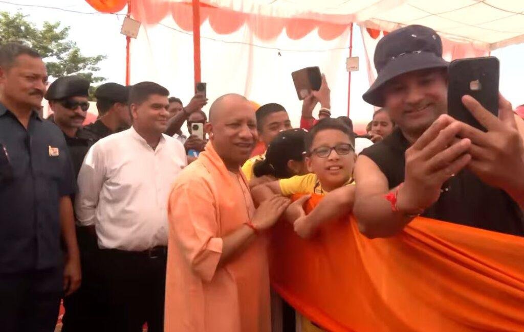 गोरखपुर में शनिवार सब-जूनियर नेशनल रोइंग चैंपियनशिप के प्रतिभागियों को सेल्फी खींचने का मौका देते सीएम योगी आदित्यनाथ। 