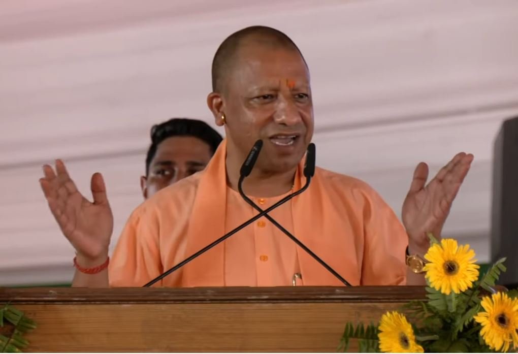 देश का दुश्मन हमारा मित्र कभी नहीं हो सकता, CM Yogi ने दिलाया दीपावली का संकल्प गुरूवार को गोरखपुर के वनटांगिया गांव के कार्यक्रम में सीएम योगी आदित्यनाथ।