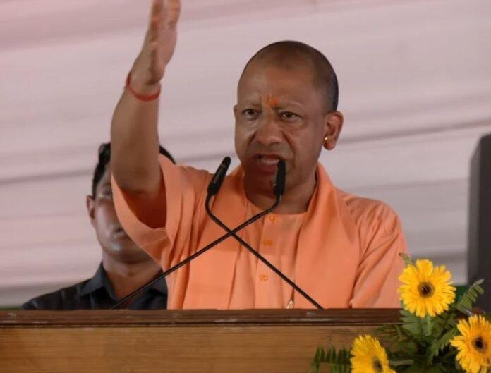 गोरखपुर में CM Yogi वनटांगिया के कार्यक्रम में।