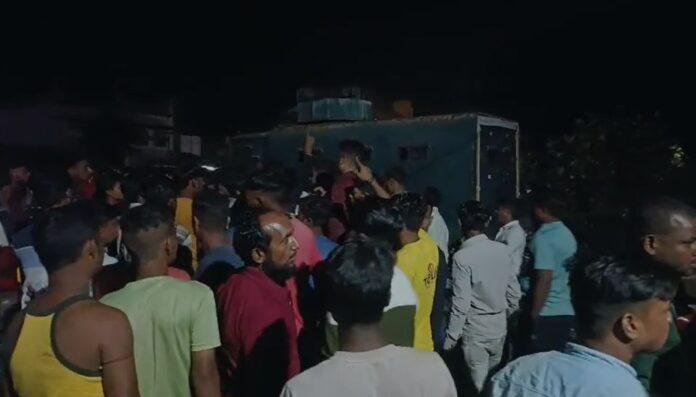 च-0़-min Dhanbad : कब्र के साथ छेड़छाड़ के बाद उग्र हुए ग्रामीण, थाने का कर दिया...