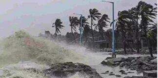 चक्रवात डाना के सतह से टकराने से पहले तटीय इलाके में समुद्री लहरों का नजारा