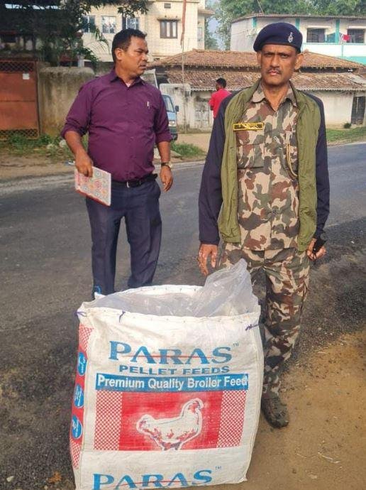 Lohardaga : पशु आहार के बोरे में भारी मात्रा में गांजा की तस्करी, बोरा जब्त, तस्कर फरार... 1 22Scope News चगदड min 22Scope News