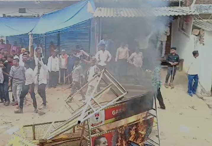 Garhwa violence : हिंसक भीड़ ने लगा दी आग