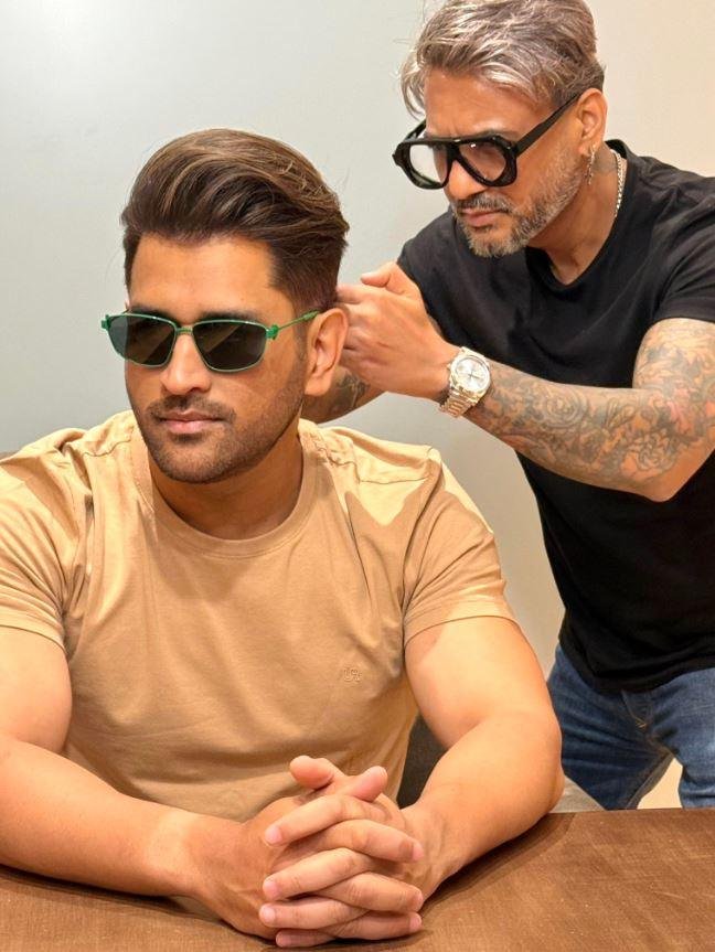MS Dhoni का नया Hair Style, सोशल मीडिया पर वायरल... 2 22Scope News चतदगच min 22Scope News