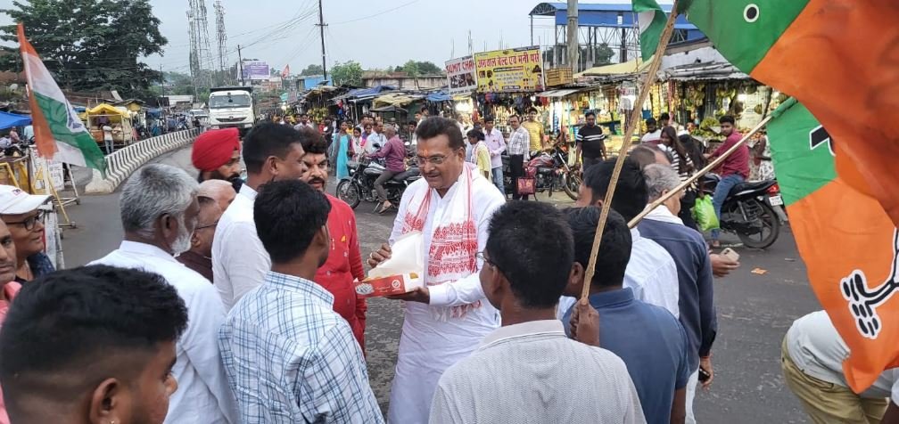 हरियाणा में भाजपा को बहुमत मिलने पर सांसद मनीष जायसवाल ने कार्यकर्ताओं संग मनाया जश्न