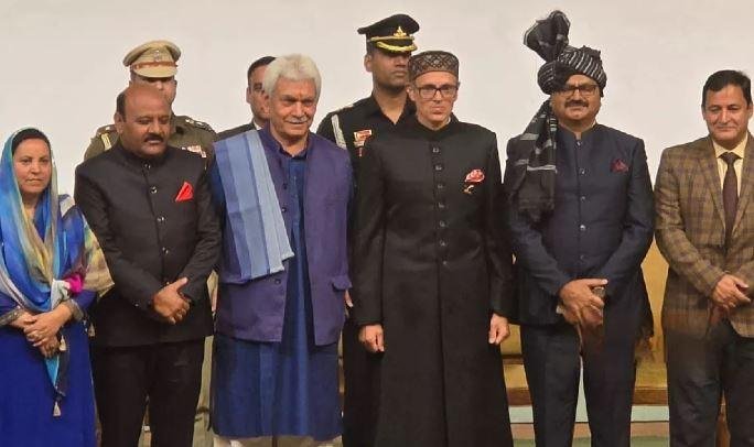 Jammu Kashmir : उमर अब्दुल्ला दूसरे बार बने CM, सरकार में शामिल नहीं हुई कांग्रेस, डिप्टी समेत 5 मंत्रियों ने ली शपथ बुधवार को श्रीनगर में शपथ ग्रहण समारोह के बाद उपराज्यपाल और मंत्रियों संग सीएम उमर अब्दुल्ला।