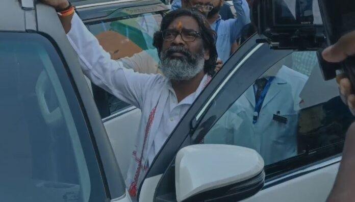Jamshedpur में यहां अचानक रोक दिया गया सीएम हेमंत सोरेन का काफिला और फिर...