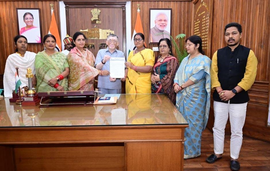 Breaking : मंत्री इरफान अंसारी के खिलाफ राजभवन पहुंची भाजपा महिला मोर्चा का प्रतिनिधिमंडल, राज्यपाल से कर दी ये मांग...