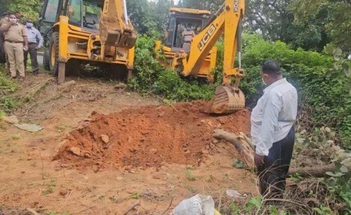 Dumka में कब्रिस्तान में दफ्न शव को खोदकर बाहर निकाला, ये है पूरा मामला...