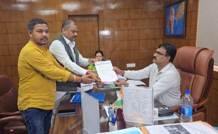 Breaking : रांची डीसी मंजूनाथ भजंत्री को हटाने के लिए चुनाव आयोग पहुंचा बीजेपी का प्रतिनिधिमंडल, सौंपा ज्ञापन...