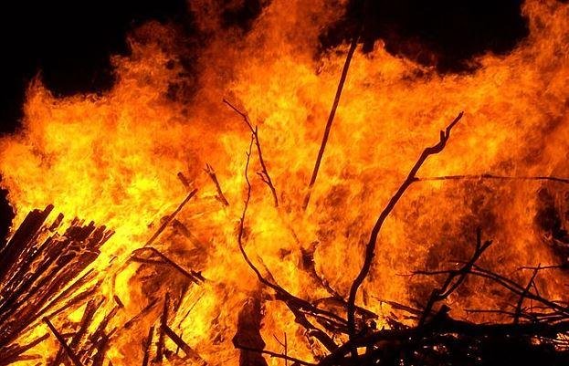 Dumka : चूड़ी की दुकान में लगी भीषण आग, करोड़ों के सामान जलकर खाक...