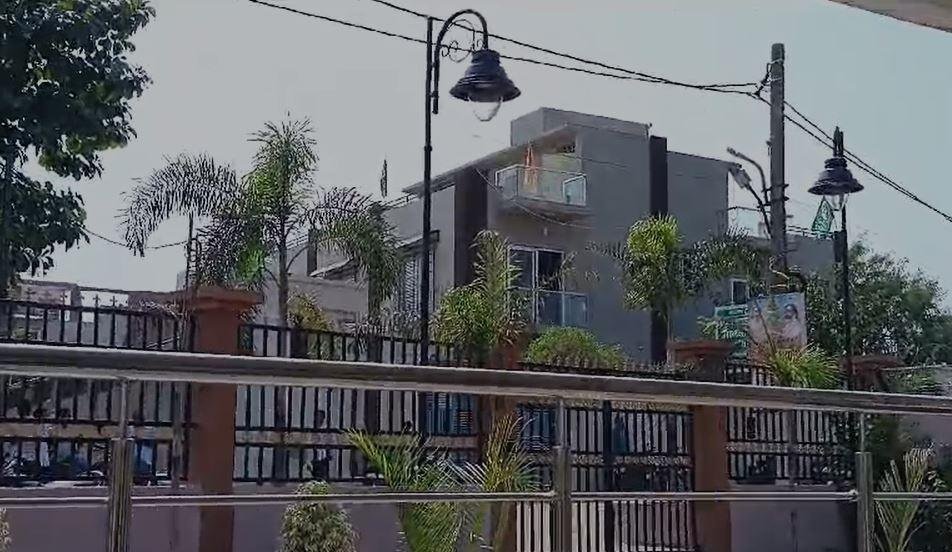 Breaking : मैं टूट जाउंगा पर कभी झुकूंगा नहीं-ईडी रेड के बीच मंत्री मिथिलेश ठाकुर का बड़ा बयान... Breaking : मिथिलेश ठाकुर के इसी आवास पर छापेमारी कर रही है ईडी की टीम