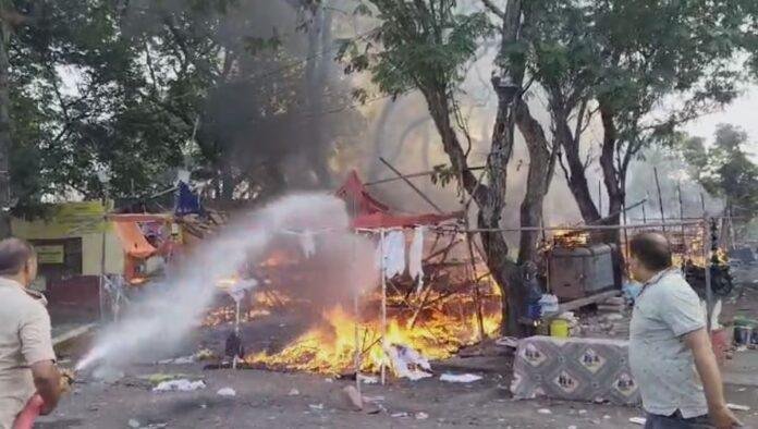Bokaro Breaking : एक साथ पटाखों कई दुकानों में लगी आग, 50 दुकाने जलकर खाक...