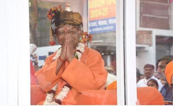 यूपी के गोरखपुर में शनिवारल को विजयादशमी शोभायात्रा में गोरक्षपीठाधीश्वर योगी आदित्यनाथ। 
